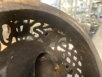 Een zeer grote Chinese bronzen wierookbrander, Xuande merk, Ming