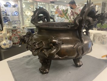 Een zeer grote Chinese bronzen wierookbrander, Xuande merk, Ming