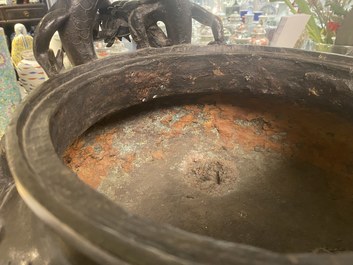 Een zeer grote Chinese bronzen wierookbrander, Xuande merk, Ming