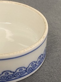 Un pot couvert en porcelaine de Chine en bleu et blanc, marque et peut-&ecirc;tre &eacute;poque de Qianlong