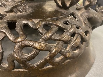 Een zeer grote Chinese bronzen wierookbrander, Xuande merk, Ming