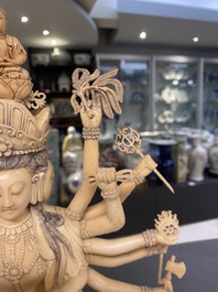 Une grande figure d'Avalokitesvare en ivoire sculpt&eacute;, Chine, 19&egrave;me