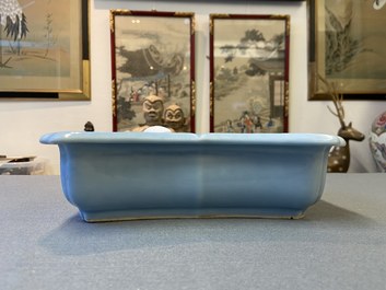 Une jardini&egrave;re en porcelaine de Chine bleu de lavande monochrome sur socle en bois sculpt&eacute;, marque de Yongzheng, R&eacute;publique