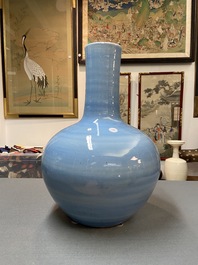 A large Chinese monochrome 'tianqiu ping' claire de lune vase, 19th C.