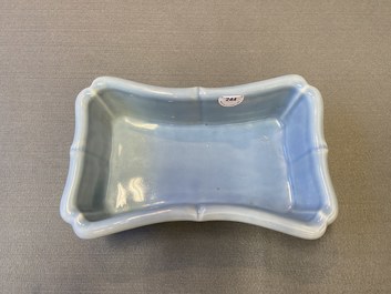 Une jardini&egrave;re en porcelaine de Chine bleu de lavande monochrome sur socle en bois sculpt&eacute;, marque de Yongzheng, R&eacute;publique