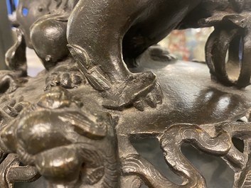 Een zeer grote Chinese bronzen wierookbrander, Xuande merk, Ming