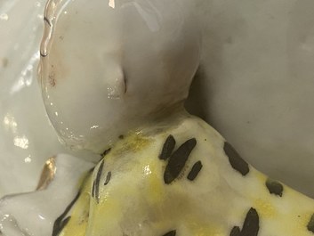 Een Chinese famille rose figuur van Boeddha, zegelmerk, 19/20e eeuw