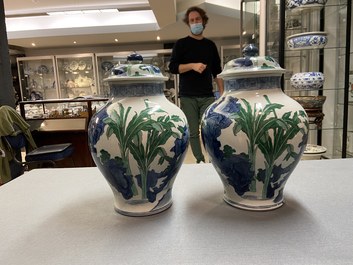 Een paar Chinese wucai dekselpotten, 19/20e eeuw
