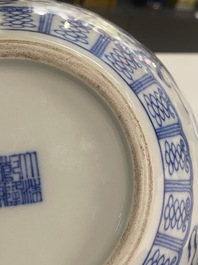 Un pot couvert en porcelaine de Chine en bleu et blanc, marque et peut-&ecirc;tre &eacute;poque de Qianlong
