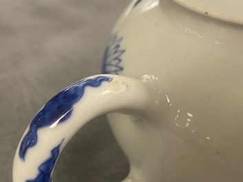 Vier Chinese blauw-witte theepotten met deksels, Kangxi