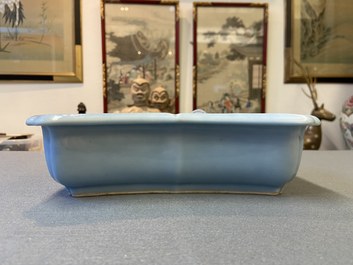 Une jardini&egrave;re en porcelaine de Chine bleu de lavande monochrome sur socle en bois sculpt&eacute;, marque de Yongzheng, R&eacute;publique