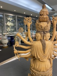 Une grande figure d'Avalokitesvare en ivoire sculpt&eacute;, Chine, 19&egrave;me