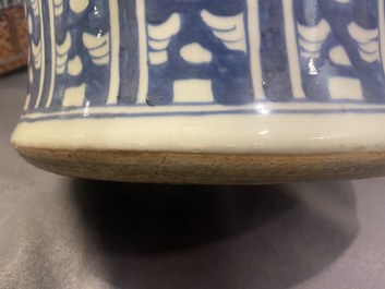 Een paar grote Chinese blauw-witte dekselvazen, 19e eeuw