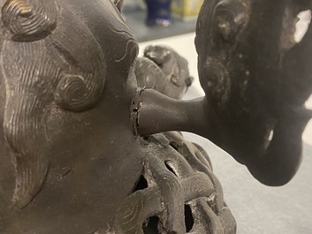 Een zeer grote Chinese bronzen wierookbrander, Xuande merk, Ming