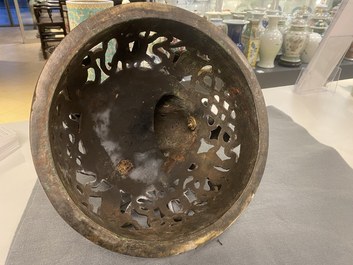 Een zeer grote Chinese bronzen wierookbrander, Xuande merk, Ming