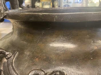 Een zeer grote Chinese bronzen wierookbrander, Xuande merk, Ming