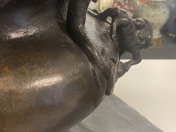 Een zeer grote Chinese bronzen wierookbrander, Xuande merk, Ming