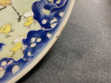 Un plat en porcelaine de Chine famille rose &agrave; d&eacute;cor d'un gar&ccedil;on, un coq, une poule et leurs poussins, marque minyao et &eacute;poque de Qianlong