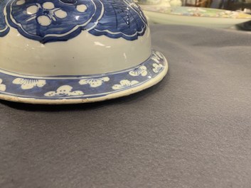 Een paar grote Chinese blauw-witte dekselvazen, 19e eeuw