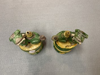 Une paire de porte-encens en forme de lions bouddhistes en biscuit &eacute;maill&eacute; sancai, Ming