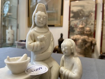 Een Chinese Dehua blanc de Chine groep van een Nederlands gezin, Kangxi