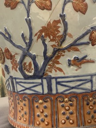 Een uitzonderlijk grote Chinese Imari-stijl dekselvaas met reli&euml;fdecor, Kangxi
