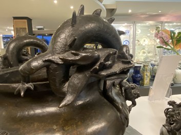 Een zeer grote Chinese bronzen wierookbrander, Xuande merk, Ming