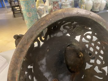 Een zeer grote Chinese bronzen wierookbrander, Xuande merk, Ming