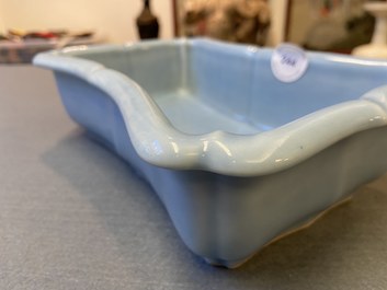 Une jardini&egrave;re en porcelaine de Chine bleu de lavande monochrome sur socle en bois sculpt&eacute;, marque de Yongzheng, R&eacute;publique
