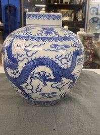 Un pot couvert en porcelaine de Chine en bleu et blanc, marque et peut-&ecirc;tre &eacute;poque de Qianlong