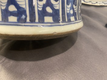 Een paar grote Chinese blauw-witte dekselvazen, 19e eeuw