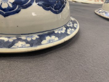 Een paar grote Chinese blauw-witte dekselvazen, 19e eeuw