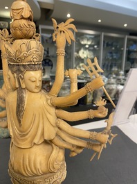 Une grande figure d'Avalokitesvare en ivoire sculpt&eacute;, Chine, 19&egrave;me