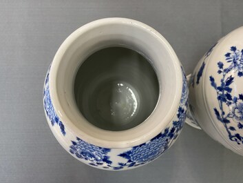 Drie Chinese blauw-witte dekselvazen, Kangxi merk, 19e eeuw