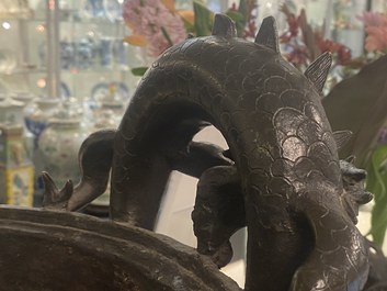 Een zeer grote Chinese bronzen wierookbrander, Xuande merk, Ming
