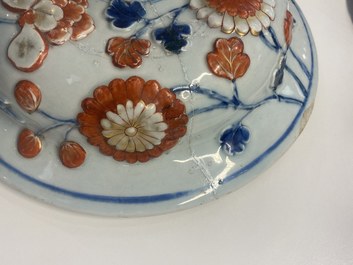 Een uitzonderlijk grote Chinese Imari-stijl dekselvaas met reli&euml;fdecor, Kangxi