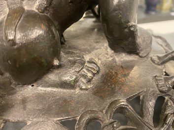 Een zeer grote Chinese bronzen wierookbrander, Xuande merk, Ming