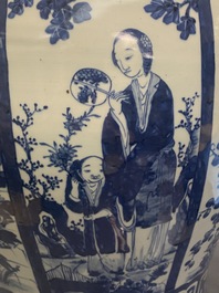 Een paar grote Chinese blauw-witte dekselvazen, 19e eeuw