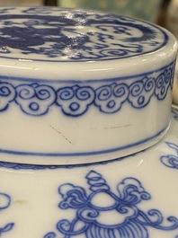 Un pot couvert en porcelaine de Chine en bleu et blanc, marque et peut-&ecirc;tre &eacute;poque de Qianlong