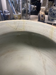 Een uitzonderlijk grote Chinese Imari-stijl dekselvaas met reli&euml;fdecor, Kangxi