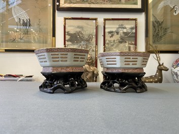 Een paar Chinese octagonale kommen met trigrammen, Tongzhi merk en periode