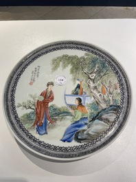 Une paire d'assiettes en porcelaine de Chine famille rose &agrave; d&eacute;cor de femmes dans un jardin, R&eacute;publique