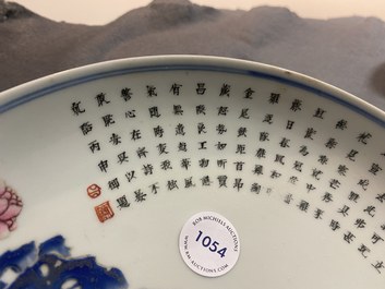 Un plat en porcelaine de Chine famille rose &agrave; d&eacute;cor d'un gar&ccedil;on, un coq, une poule et leurs poussins, marque minyao et &eacute;poque de Qianlong