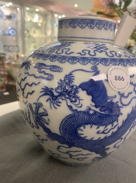 Un pot couvert en porcelaine de Chine en bleu et blanc, marque et peut-&ecirc;tre &eacute;poque de Qianlong