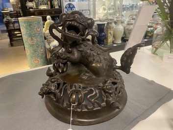 Een zeer grote Chinese bronzen wierookbrander, Xuande merk, Ming
