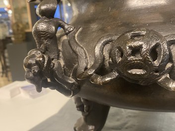 Een zeer grote Chinese bronzen wierookbrander, Xuande merk, Ming
