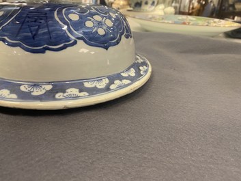 Een paar grote Chinese blauw-witte dekselvazen, 19e eeuw