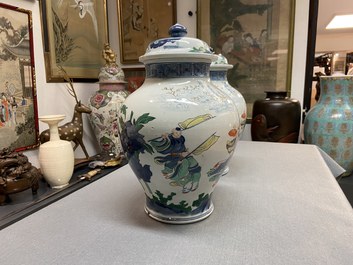 Een paar Chinese wucai dekselpotten, 19/20e eeuw