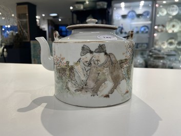 A Chinese qianjiang cai teapot and cover, 19/20th C.