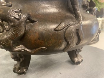 Een zeer grote Chinese bronzen wierookbrander, Xuande merk, Ming
